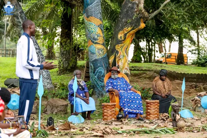 Quand le droit rencontre la tradition : les étudiants de l’IUCSJD en visite au Royaume Bakoko